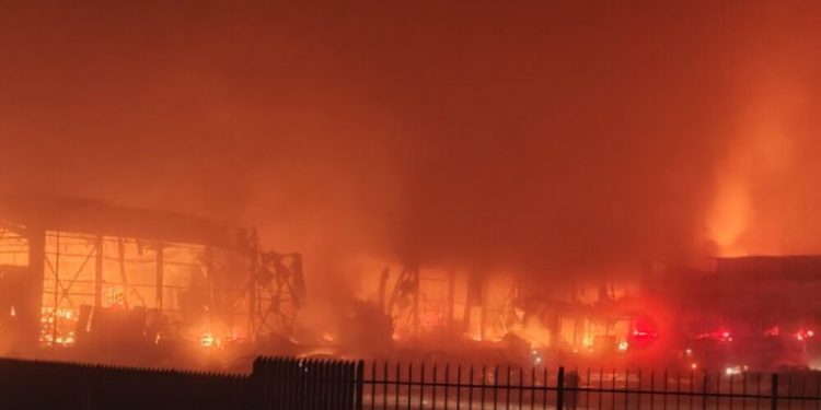 4 muertos, 6 heridos y un desparecido al incendiarse una fábrica de galletas en Grecia