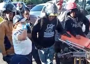 Dos heridos tras choque entre motocicleta y camión recolector en la Circunvalación Sur de Santiago