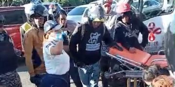 Dos heridos tras choque entre motocicleta y camión recolector en la Circunvalación Sur de Santiago