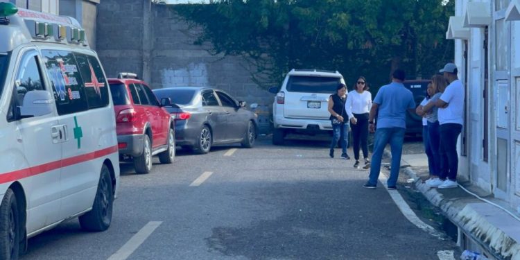 Un muerto y un herido tras ataque a tiros en negocio de bebidas alcohólicas en Pañal, Santiago