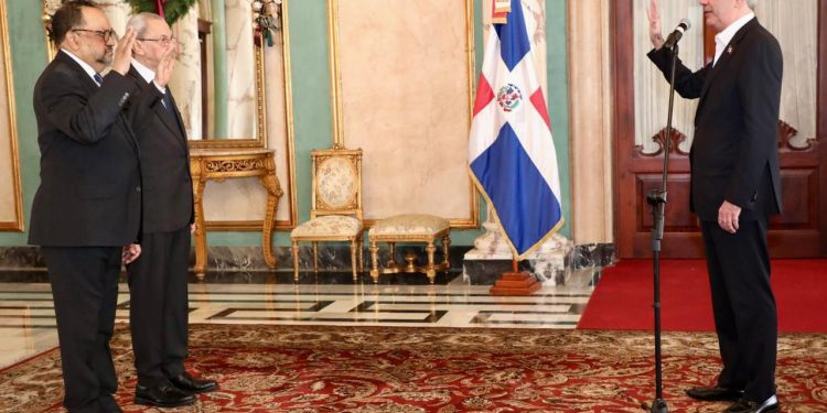 Presidente Abinader juramenta a Antoliano Peralta como ministro de Justicia y a Jorge Subero Isa como Consultor Jurídico