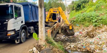 La Alcaldía de Santiago realizó este sábado un operativo para el saneamiento de la cañada de Don Pedro con el fin de evitar futuras inundaciones urbanas