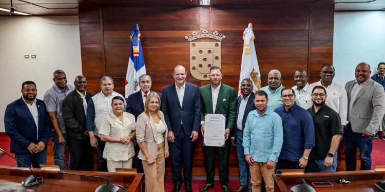 Ayuntamiento de Santiago declara Hijo Adoptivo al ex lanzador de Grandes Ligas Yunesky Maya