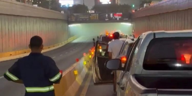 Se incendia vehículo en el túnel de la 27 de febrero este martes