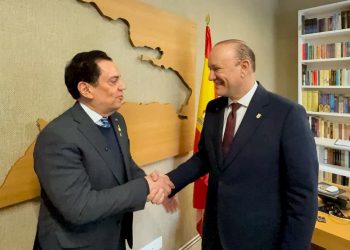 Alcalde Ulises Rodríguez se reúne con el embajador Tony Raful en Madrid durante FITUR 2026