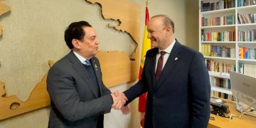 Alcalde Ulises Rodríguez se reúne con el embajador Tony Raful en Madrid durante FITUR 2026