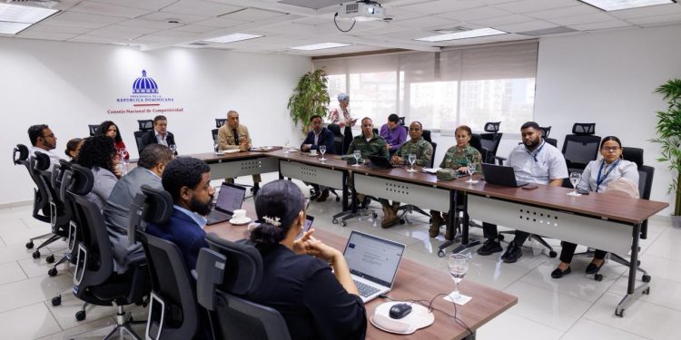 Migración y Consejo Nacional de Competitividad impulsan la transformación digital del permiso de salida de menores