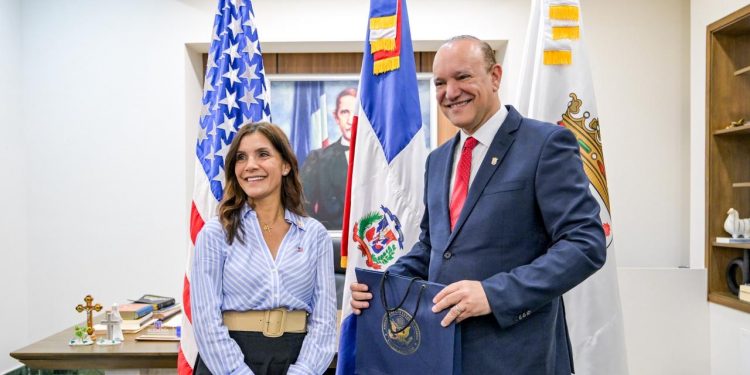 Alcalde Ulises Rodríguez recibe visita de la embajadora de Estados Unidos y la vicepresidenta Raquel Peña en Santiago