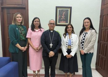 Embajadora de EE. UU. realiza primera visita a la Arquidiócesis de Santiago y se reúne con su arzobispo