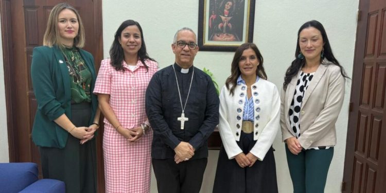 Embajadora de EE. UU. realiza primera visita a la Arquidiócesis de Santiago y se reúne con su arzobispo