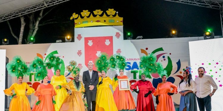 Alcaldía de Santiago da el "Banderazo de Honor": Lanza oficialmente el Carnaval de Santiago 2026