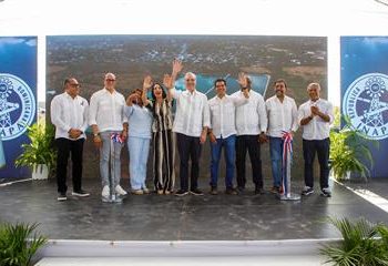 Abinader inaugura obras educativas, sanitarias y comerciales en la región sur