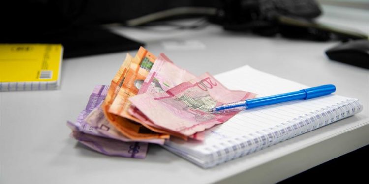 Los salarios mínimos serán ajustados un 8 % al alza en febrero