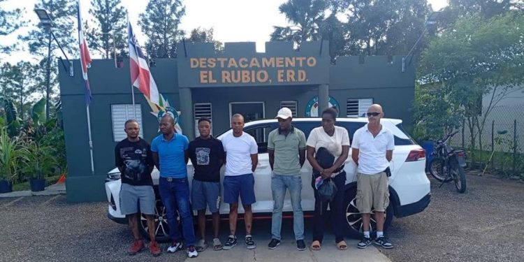 Un ciudadano canadiense es detenido por transporte de haitianos indocumentados en Santiago