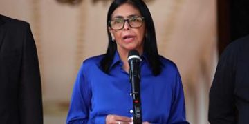 Delcy Rodríguez considera "vergonzoso" que un venezolano agradezca el ataque de EE. UU.