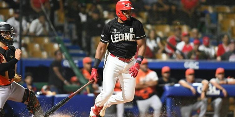 El Escogido acelera y recorta distancia con las Águilas