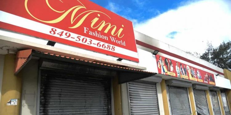 Incendio afecta nueve locales comerciales en Santiago