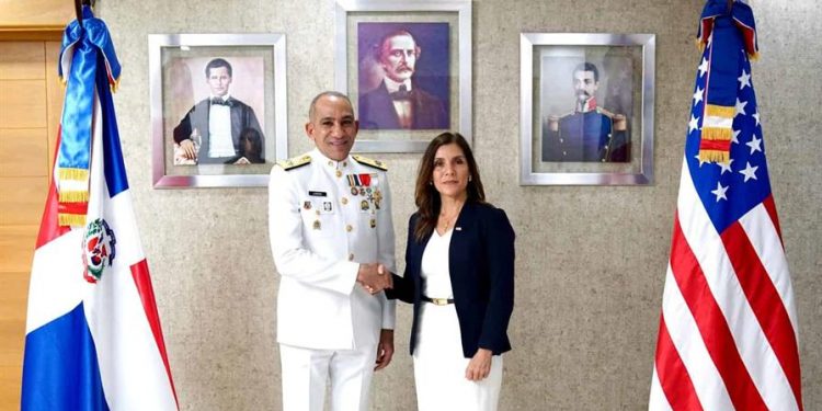 La Embajadora de EE. UU. se reúne con el presidente de la DNCD para reforzar cooperación antidrogas