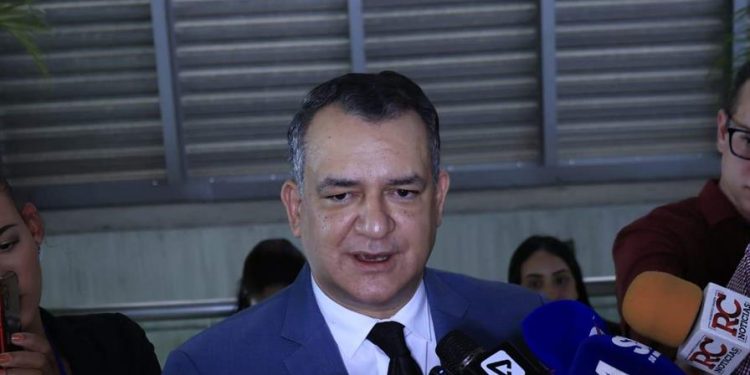 El presidente de la JCE advierte portadores de cédula falsas "van a caer presos" si van a renovarla