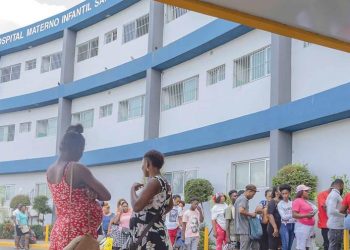 Buscan prohibir la entrada a mujeres extranjeras con más de seis meses de embarazo