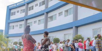 Buscan prohibir la entrada a mujeres extranjeras con más de seis meses de embarazo