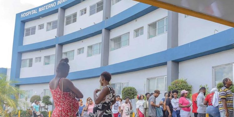 Buscan prohibir la entrada a mujeres extranjeras con más de seis meses de embarazo