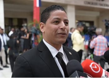 Luis Báez destaca avances en obras y servicios durante conmemoración nacional