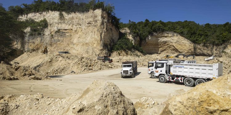 Así operan las minas de agregados en Nigua: supervisión, permisos y el día a día de los trabajadores