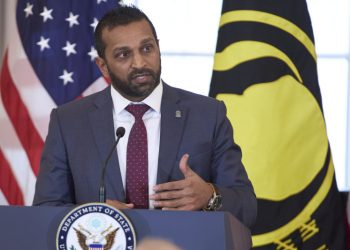 FBI despide agentes por caso de documentos clasificados de Trump en 2022