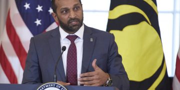 FBI despide agentes por caso de documentos clasificados de Trump en 2022