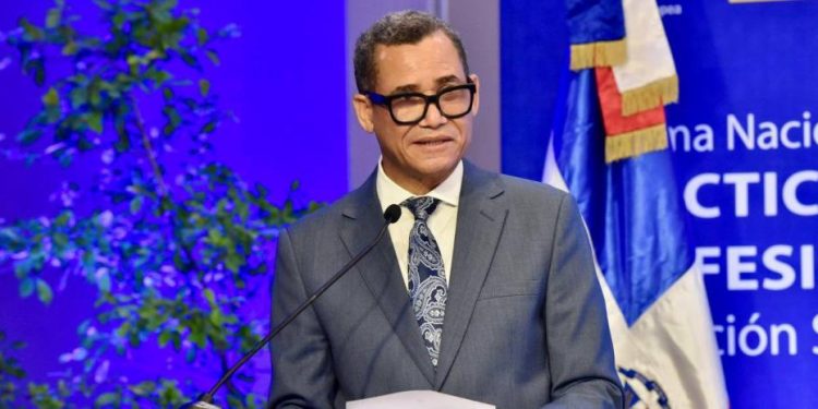 Ministro de Trabajo anuncia entrada en vigencia del aumento de un 8% al salarial mínimo