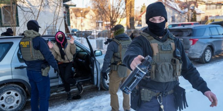 Administración Trump asegura que redadas migratorias continuarán durante el cierre del DHS