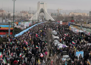 Irán celebra su 47 aniversario presentando decenas de misiles que alcanzan hasta 1,500 kilómetros