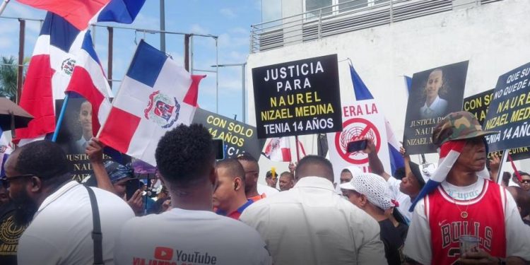 Durante marcha, Antigua Orden pide salida de haitianos del territorio dominicano