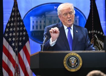 Trump aumenta arancel global de EEUU a 15% tras revés judicial