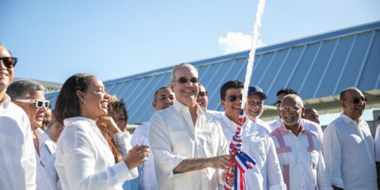 Abinader agota extensa agenda de trabajo el fin de semana