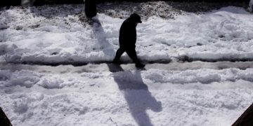 Cortes de energía y escuelas cerradas en noreste de EEUU tras fuerte tormenta de nieve