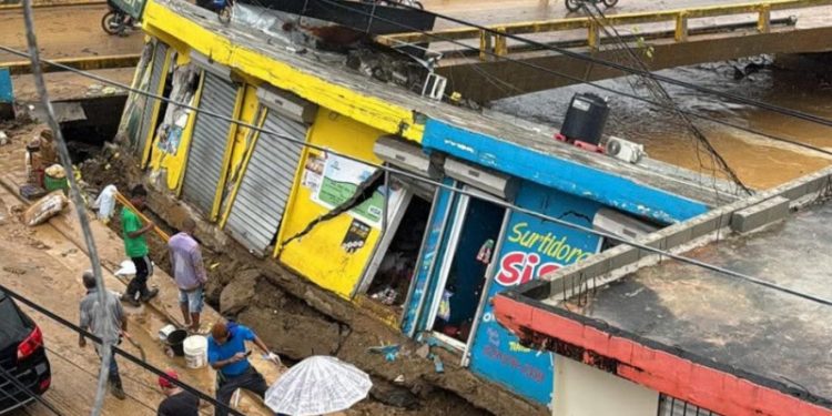 Colapsan varios comercios y viviendas en Gaspar Hernández por lluvias