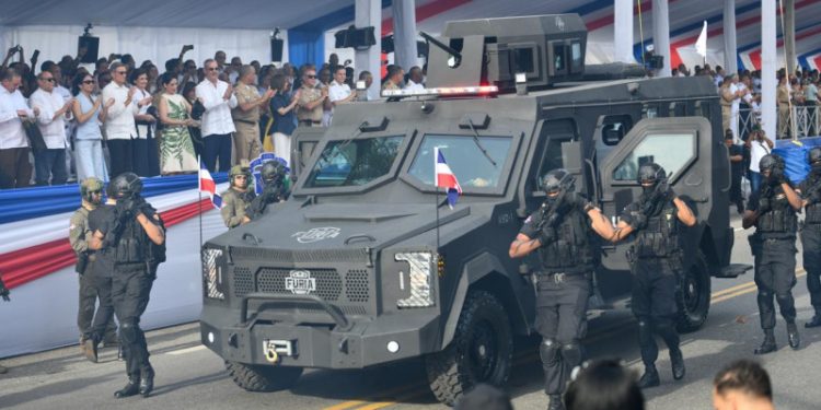 Tradicional desfile militar honra la Independencia con despliegue aéreo, naval y terrestre