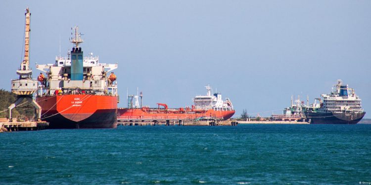 Estados Unidos suaviza el embargo petrolero contra Cuba