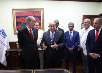 García Fermín entrega el MESCyT a Rafael Santos Badía