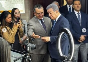 Leonel Fernández acude a la JCE para renovar su cédula de identidad y electoral