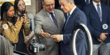 Leonel Fernández acude a la JCE para renovar su cédula de identidad y electoral