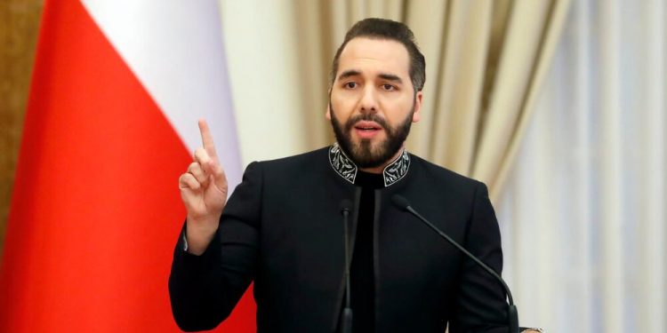 El presidente Nayib Bukele asiste a un evento oficial presidido por Trump en Washington
