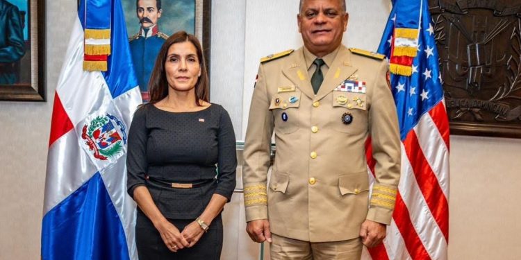 Embajadora de los Estados Unidos realiza visita oficial al ministro de Defensa