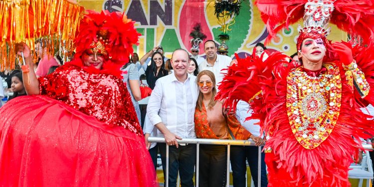 Carnaval de Santiago cierra su segundo domingo a golpe de música y Lechón