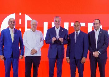 Presidente Abinader recibe la primera nueva Licencia de Conducir en transformación histórica hacia un sistema más seguro, moderno y tecnológico