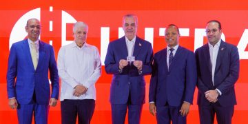 Presidente Abinader recibe la primera nueva Licencia de Conducir en transformación histórica hacia un sistema más seguro, moderno y tecnológico