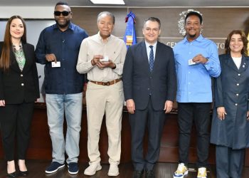 JCE entrega nueva cédula a personas con discapacidad y miembros del Salón de la Fama de Cooperstown