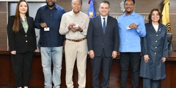 JCE entrega nueva cédula a personas con discapacidad y miembros del Salón de la Fama de Cooperstown